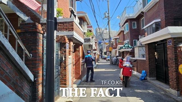 김 씨가 약 2m 간격으로 촘촘히 늘어선 주택가를 돌아다니며 집 앞을 오가기를 수십 번. 오토바이를 다시 탄 그는 "만보기로 재보니 2만 보 정도 나왔다"고 말했다. /강주영 기자