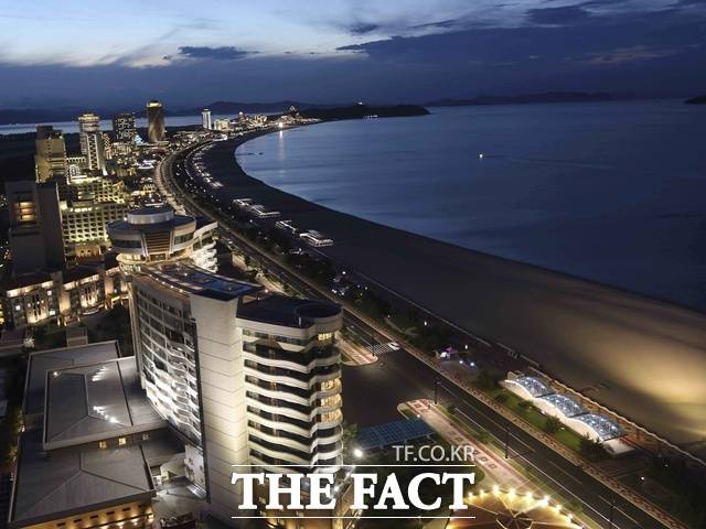 북한이 최근 원산 갈마해안관광지구 홍보에 열을 올리며 관광산업 활성화를 노리고 있지만 실현 가능성은 낮다는 지적이 나온다. 사진은 지난 2일 갈마지구 야경. /AP.뉴시스