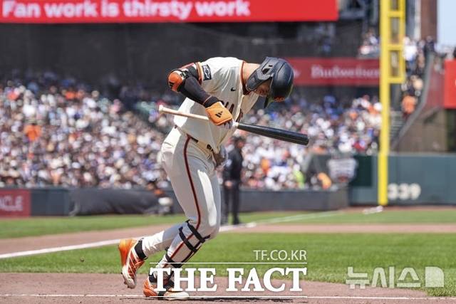 샌프란시스코 이정후가 13일(한국시간) LA 다저스전에서 4회말 중견수 뜬공을 친 뒤 고개를 떨군 채 1루로 달려가고 있다. /샌프란시스코=AP.뉴시스