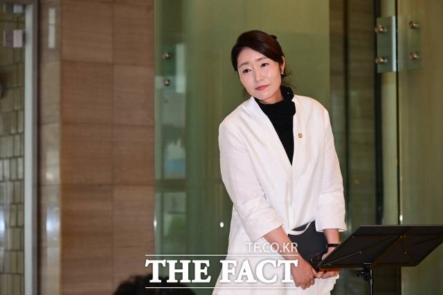 지난달 26일 강선우 여성가족부 장관 후보자가 서울 종로구 이마빌딩에 마련된 인사청문회 준비 사무실로 출근하며 취재진의 질문을 듣고 있다. /남윤호 기자