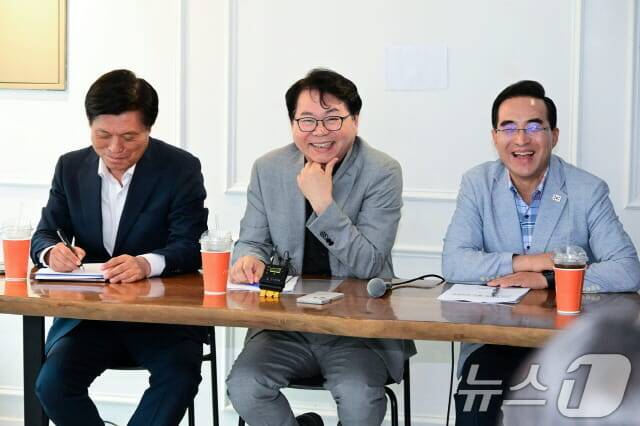 왼쪽부터 조승래 국정위 대변인, 이한주 국정기획위원장, 박홍근 기획분과장