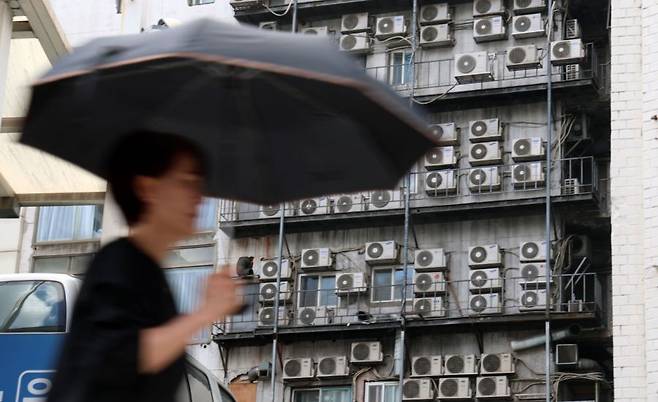 서울 중구 남대문 시장 인근 건물에 에어컨 실외기가 설치되어 있다. 윤동주 기자