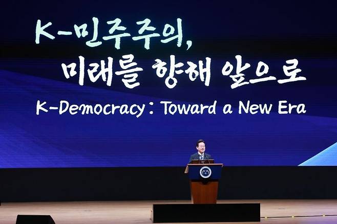 재명 대통령이 13일 서울 강남구 코엑스에서 열린 2025 세계정치학회(IPSA) 서울총회 개막식에서 연설하고 있다. 연합뉴스