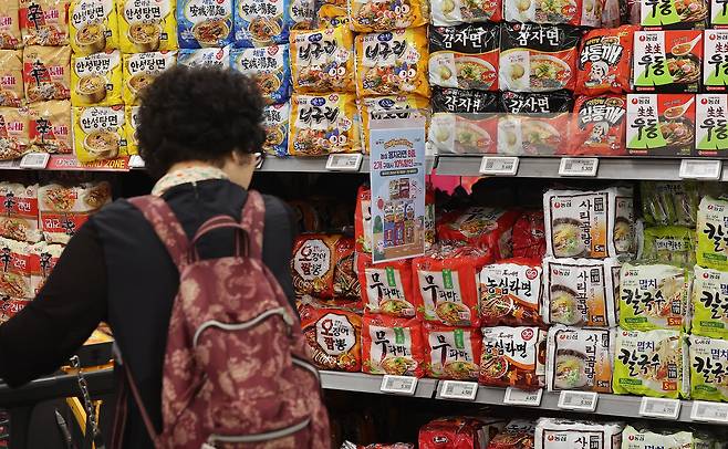 서울 시내 한 대형마트에서 한 시민이 라면을 고르고 있는 모습. /뉴스1