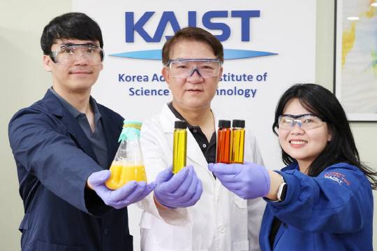 왼쪽부터 한국과학기술원 생명화학공학과 은현민 박사과정, 이상엽 특훈교수, 신디 박사. 한국과학기술원 제공