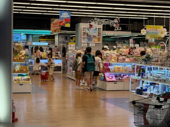 13일 대전 NC백화점 한 임대 매장에서 아이들이 장난감을 구경하며 즐거운 시간을 보내고 있다. 이다온 기자