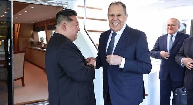 세르게이 라브로프(왼쪽) 러시아 외무장관이 12일 북한 강원도 원산에서 김정은 국무위원장을 예방하고 있다. ⓒ러시아 외무부 텔레그램/뉴시스