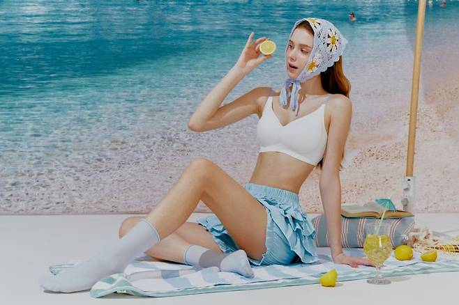 최근 이너웨어를 겉옷으로 입고다니는 트렌드가 확산되며 '브라탑' 라인업을 확장하는 흐름이 관측되고 있다. ⓒ이랜드월드
