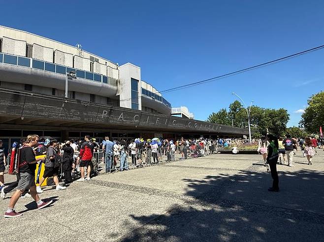 2025 미드 시즌 인비테이셔널(MSI) 결승전 현장을 찾은 관람객들이 입장을 위해 줄을 서서 기다리고 있다. ⓒ데일리안 황지현 기자