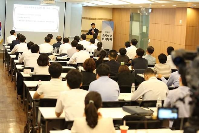 2016년 6월 1기를 시작한 조세실무 아카데미는  첫 강좌에 100명이 넘는 수강생이 몰렸다. 변호사 세무사가 절반, 일반인이 절반이었다고.   고성춘 변호사 제공