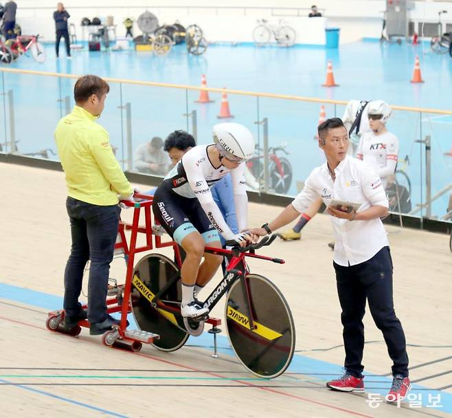 경기를 준비하고 있는 조호성 감독의 모습. 조호성 제공