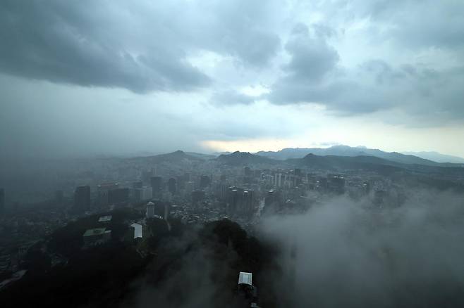 서울타워 전망대에서 바라본 서울 도심 일부 지역에 국지성호우가 내리고 있다. 2025.7.8. 뉴스1