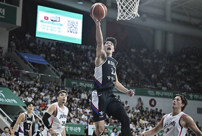 상대 수비를 뚫고 골밑슛을 시도하고 있는 여준석. 대한민국농구협회 제공.