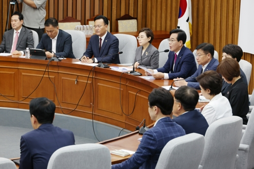 송언석 국민의힘 비대위원장 겸 원내대표가 11일 서울 여의도 국회에서 열린 원내대책회의에서 발언하고 있다.   [연합뉴스]