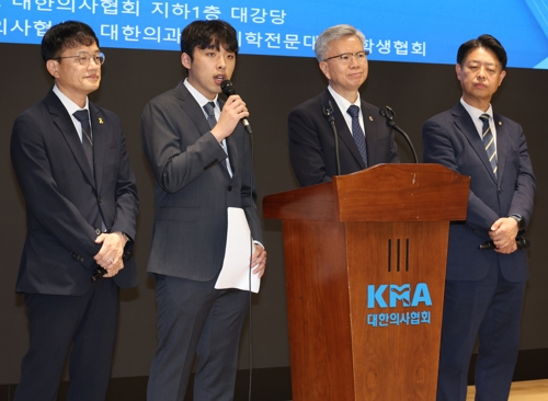 12일 서울 용산구 대한의사협회에서 이선우(왼쪽 두번째) 대한의과대학·의학전문대학원학생협회 비대위원장이 박주민 국회 보건복지위원장, 김택우 대한의사협회장, 김영호 국회 교육위원장 등과 ‘의과대학 교육 정상화를 위한 공동 입장문’을 발표한 뒤 취재진의 질의에 답하고 있다.   [연합뉴스]