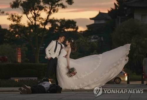 일본 도쿄에서 웨딩 촬영하는 커플. 사진은 기사 내용과 관계없음. [EPA/연합뉴스]