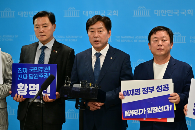 황명선(가운데) 더불어민주당 의원이 지난 7월9일 국회 소통관에서 8·2 전당대회 최고위원 후보 출마 기자회견을 마친 뒤 취재진을 만나 백브리핑을 하고 있다.<황명선 국회의원 페이스북 사진>