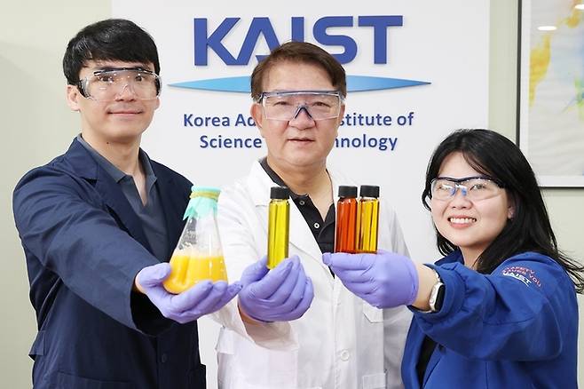 사진 왼쪽부터 은현민 박사과정, 이상엽 특훈교수, 신디 박사