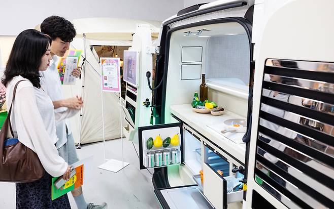 LG전자가 11일 서울 성동구 성수동에 홈 라이프스타일 커뮤니티 '라이프집(Lifezip)'의 팝업스토어 '라이프집 집들이'를 오픈했다. 라이프집 팝업스토어 '라이프집 집들이'에서 냉장고, 오디오 등 맞춤형 가전이 탑재되어 캠핑이나 피크닉을 즐기는 고객들에게 최적화된 AI 모빌리티 공간 솔루션 '슈필라움'을 살펴보고 있는 모습