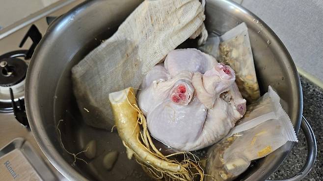 20250712_184931.jpg 저녁 야구하는 아들 몸보신 홈메이드 들깨 삼계탕