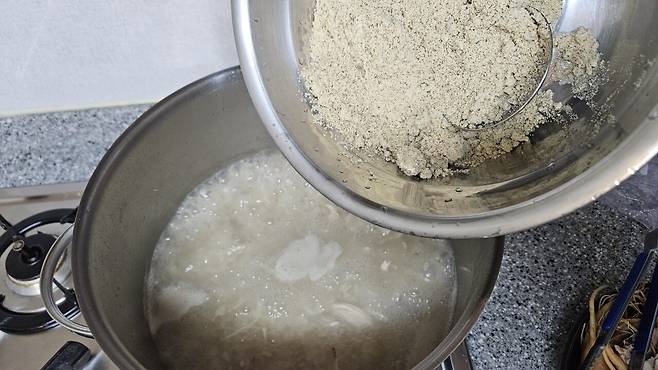 20250712_205652.jpg 저녁 야구하는 아들 몸보신 홈메이드 들깨 삼계탕