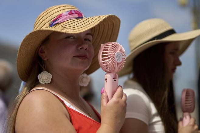 지난 1일(현지시간) 스페인 마드리드에서 한 시민이 개인용 소형 선풍기로 더위를 쫒고 있다.AP뉴시스