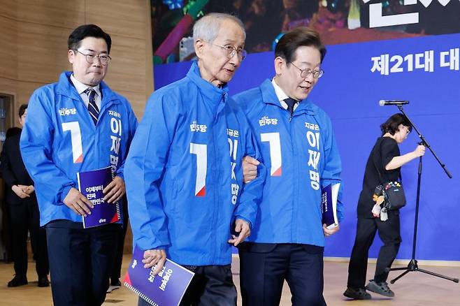 이재명 대통령이 더불어민주당 대선 후보 당시인 지난 4월 서울 여의도 국회 의원회관에서 열린 제21대 대통령선거 중앙선거대책위원회 출범식에서 기념 촬영을 마친 뒤 윤여준 상임 총괄선대위원장을 부축하며 자리로 향하고 있다. 사진=뉴스1