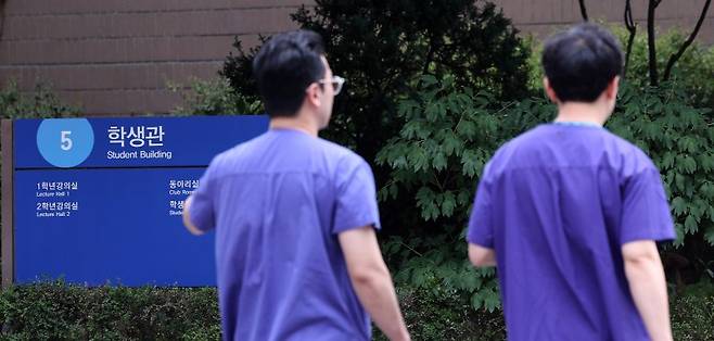 정부의 의대 증원 정책에 반발해 1년 반 가까이 학교를 떠나있던 의대생들이 지난 12일 복귀 의사를 밝혔다. 다만 정확한 복귀 시점에 대해서는 여러 협조가 선행돼야 할 문제라며 말을 아꼈다. 13일 서울의 한 의과대학 모습. 뉴스1