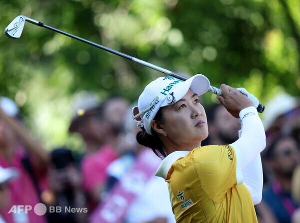 2025년 미국여자프로골프(LPGA) 투어 메이저 골프대회 아문디 에비앙 챔피언십 우승 경쟁에 뛰어든 이민지 프로가 3라운드에서 경기하는 모습이다. 사진제공=ⓒAFPBBNews = News1