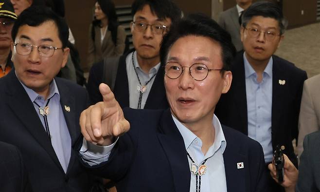 김민석 국무총리(가운데)가 지난 11일 경북 경주시 화백컨벤션센터(HICO)를 방문해 아시아태평양경제협력체(APEC) 정상회의 준비 상황을 점검하고 있다. 연합뉴스