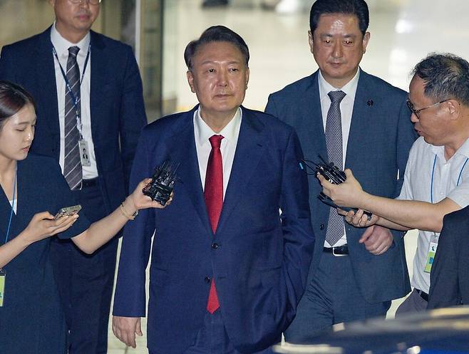 윤석열(가운데)이 2025년 7월9일 서울중앙지방법원에서 열린 영장실질심사를 마친 뒤 서울구치소로 향하고 있다. 사진공동취재단