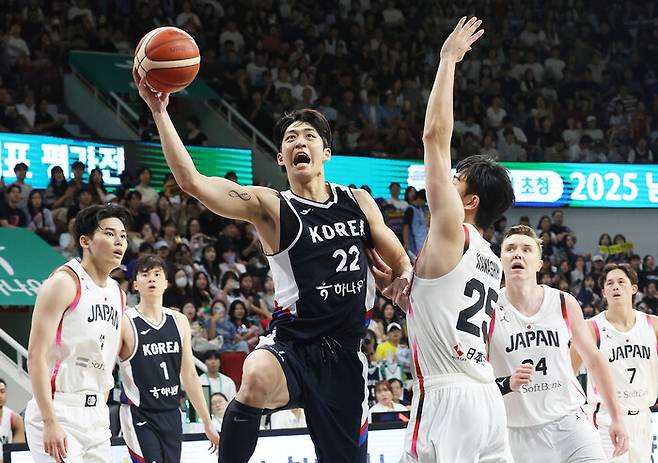 남자 농구대표팀의 득점원 여준석이 13일 경기도 안양 정관장아레나에서 열린 일본과의 평가전에서 골밑 슛을 하고 있다. 연합뉴스