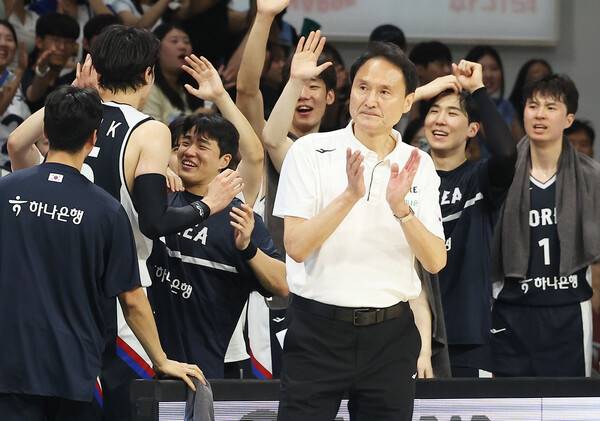 안준호 남자 농구대표팀 감독이 13일 경기도 안양 정관장아레나에서 열린 일본과의 평가전에서 선수들을 격려하고 있다. 연합뉴스