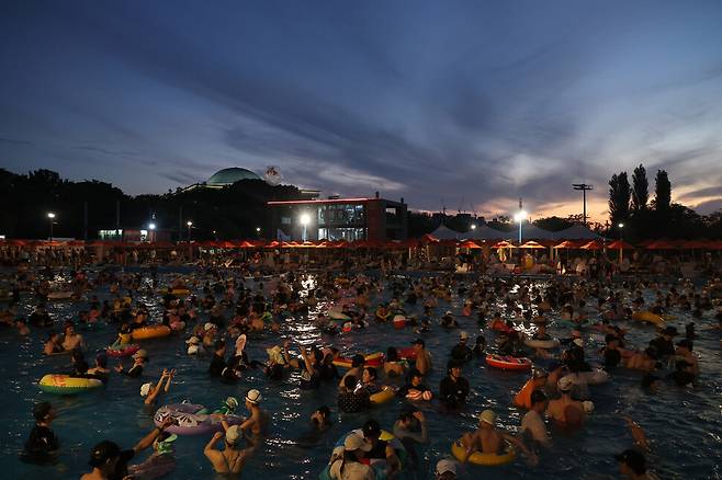 12일 밤 많은 시민들이 서울 한강공원 여의도 수영장을 찾아 밤에도 식지 않는 더위를 식히고 있다. 윤운식 선임기자 yws@hani.co.kr