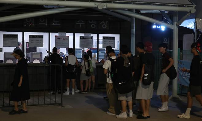 12일 밤 많은 시민들이 서울 한강공원 여의도 수영장을 찾아 밤에도 식지 않는 더위를 식히고 있다. 윤운식 선임기자 yws@hani.co.kr