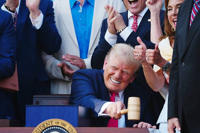 도널드 트럼프 미국 대통령이 2025년 7월4일 백악관 앞마당에서 ‘하나의 크고 아름다운 법안’에 서명한 뒤 의사봉을 두드리고 있다. UPI 연합뉴스