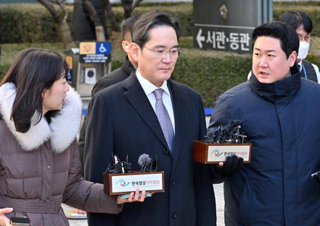 이재용(가운데) 삼성전자 회장이 2월 3일 서울 서초구 서울고법에서 열린 자본시장법 위반 등 혐의 항소심에서 무죄를 선고받고 법원을 나서고 있다. 홍인기 기자