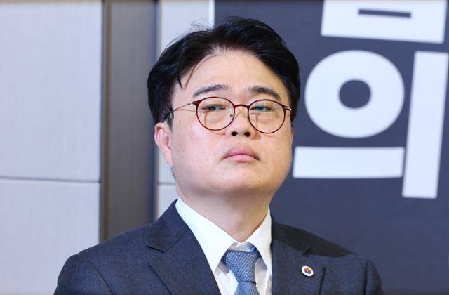 임현택 전 대한의사협회장이 지난해 11월 10일 서울 용산구 대한의사협회에서 열린 2024년도 긴급 임시대의원총회에 참석해 있다. 의협 임시대의원총회는 이날 총회에서 임현택 회장 불신임 안건을 표결해 가결했다. 뉴시스
