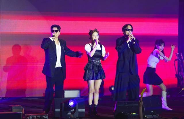 그룹 코요태 신지가 내년 결혼을 앞둔 예비 신랑 문원을 둘러싼 의혹을 해명한 뒤 처음으로 무대에 섰다. 제이지스타 제공