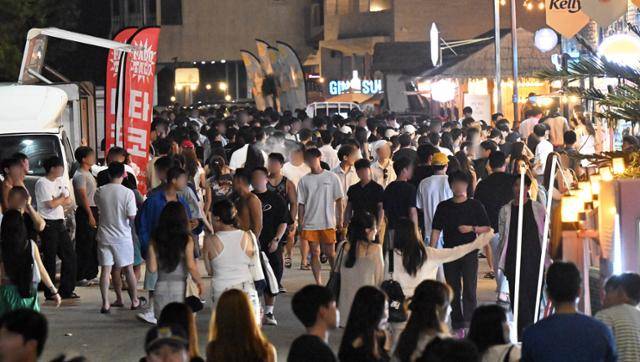 2023년 7월 강원 양양군 현남면 '양리단길'을 젊은이들이 가득 채우고 있다. 한국일보 자료사진