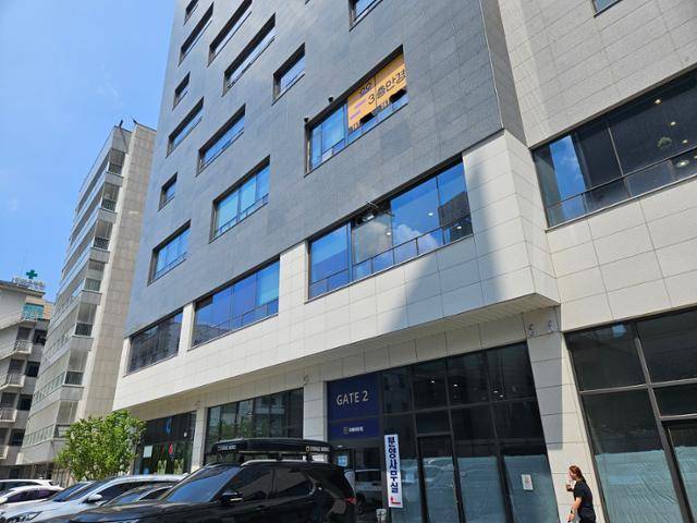 지난 7일 경기 광주시에서 10대 여성이 투신해 아래에 있던 모녀까지 숨진 사건 다음 날 해당 상가건물 앞으로 한 시민이 지나가고 있다. 이종구 기자