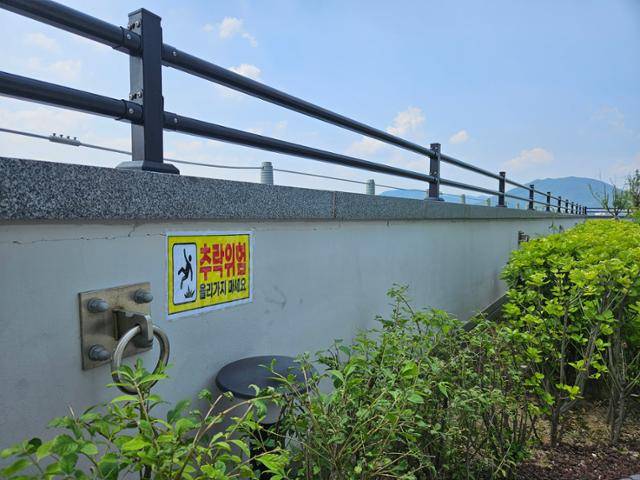 지난 7일 10대 여성이 투신한 경기 광주시의 한 상가건물 옥상에 '추락 위험' 안내문이 붙어 있다. 투신 사건으로 1층을 지나던 모녀까지 생명을 잃었다. 이종구 기자