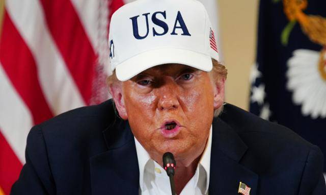 도널드 트럼프 미국 대통령이 11일 미 텍사스주 커빌의 커뮤니티 비상운영센터에서 열린 원탁 토론에 참석해 발언하고 있다. 커빌=AP 연합뉴스