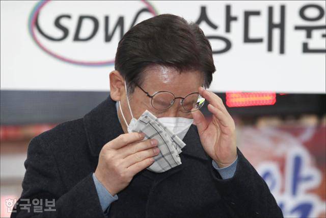 이재명 대통령이 2022년 1월 더불어민주당 대선 후보 시절 경기도 성남시 중원구 상대원시장에서 열린 '매타버스, 성남 민심 속으로!' 행사에서 연설 중 눈물을 닦고 있다. 성남=오대근 기자