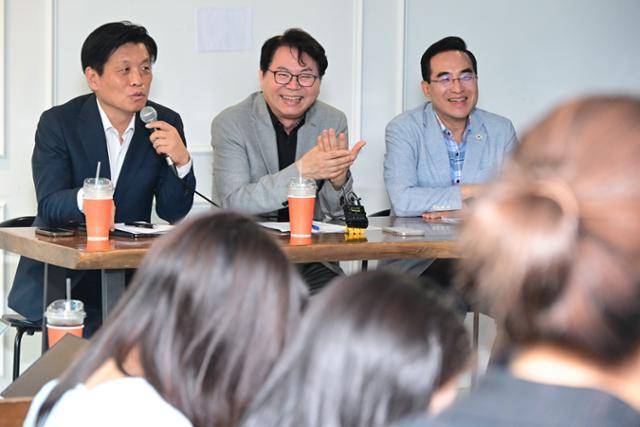 이한주 국정기획위원회 위원장이 13일 서울 종로구 정부서울청사 창성동 별관 인근 카페에서 열린 기자간담회에서 취재진의 질문을 들으며 미소짓고 있다. 뉴스1