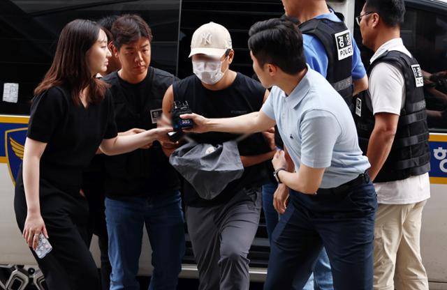 부모와 형 등 자신의 가족 3명을 살해한 30대 남성 A씨가 13일 오후 경기 부천시 인천지방법원 부천지원에서 열린 구속 전 피의자 심문(영장실질심사)에 출석하고 있다. 뉴스1