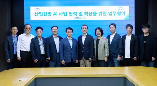 포스코DX와 아마존웹서비스(AWS)는 13일 업무 협약을 맺고 제조 현장에 인공지능(AI)을 접목하는 AI 전환(AX)에 협력하기로 했다. 포스코DX 제공