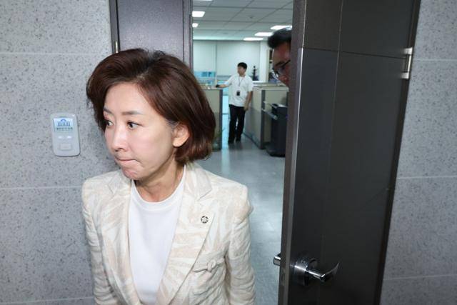 나경원 국민의힘 의원이 11일 국회 의원회관에서 해병대 채모 상병 순직 사건 및 수사외압 의혹을 수사하는 이명현 특별검사팀이 임종득 국민의힘 의원 사무실을 압수수색하는 데 항의한 뒤 이동하고 있다. 뉴스1