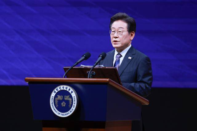 이재명 대통령이 13일 서울 강남구 코엑스에서 열린 2025 세계정치학회(IPSA) 서울총회 개막식에서 기조연설을 하고 있다. 뉴시스