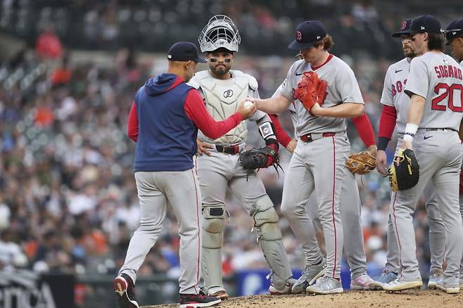 <yonhap photo-4163="">마운드를 내려가는 헌터 도빈스와 그에게 공을 받는 알렉스 코라 보스턴 감독. [AP=연합뉴스]</yonhap>